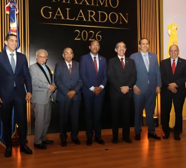 Dr. Roberto Nina recibe la máxima distinción como Maestro de la Medicina Dominicana