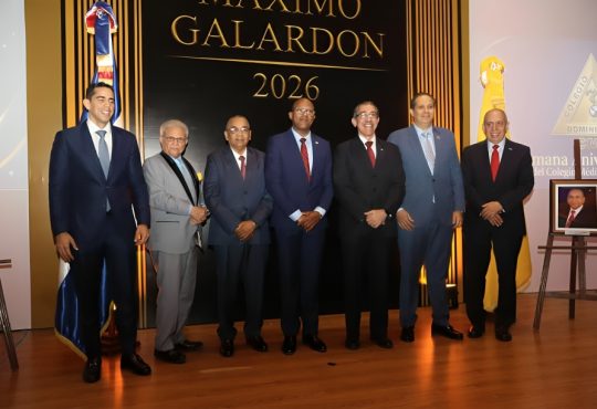 Dr. Roberto Nina recibe la máxima distinción como Maestro de la Medicina Dominicana