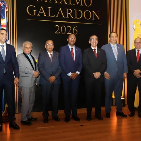 Dr. Roberto Nina recibe la máxima distinción como Maestro de la Medicina Dominicana