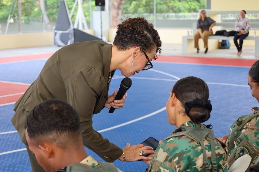Dra. Hichez aborda salud mental y prevención del suicidio en encuentro con la familia militar Dra. Hichez aborda salud mental y prevención del suicidio en encuentro con la familia militar