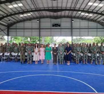 Dra. Hichez aborda salud mental y prevención del suicidio en encuentro con la familia militar