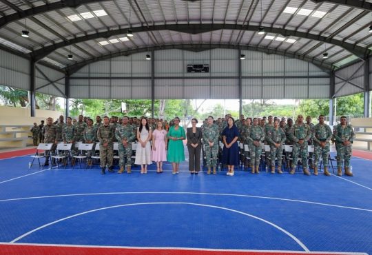 Dra. Hichez aborda salud mental y prevención del suicidio en encuentro con la familia militar
