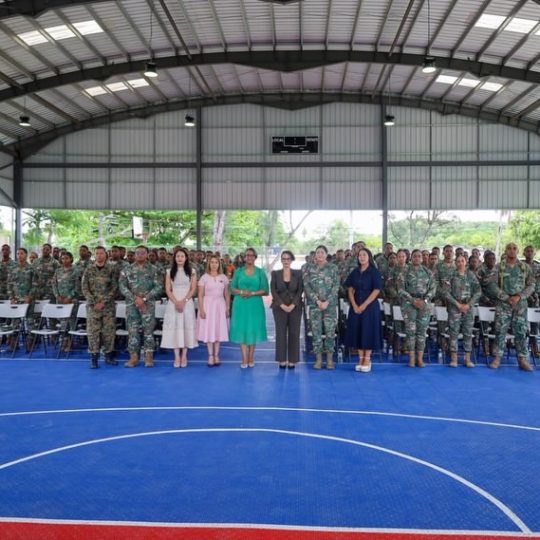 Dra. Hichez aborda salud mental y prevención del suicidio en encuentro con la familia militar