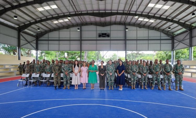Dra. Hichez aborda salud mental y prevención del suicidio en encuentro con la familia militar Dra. Hichez aborda salud mental y prevención del suicidio en encuentro con la familia militar