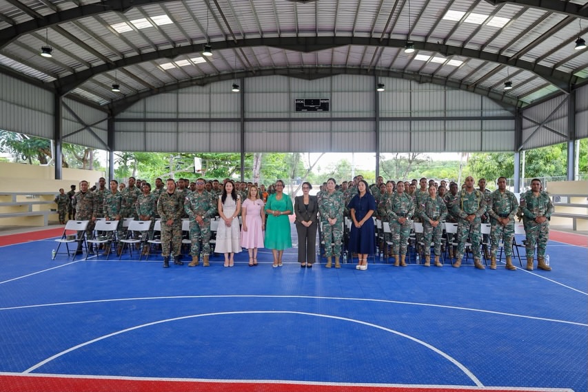 Dra. Hichez aborda salud mental y prevención del suicidio en encuentro con la familia militar