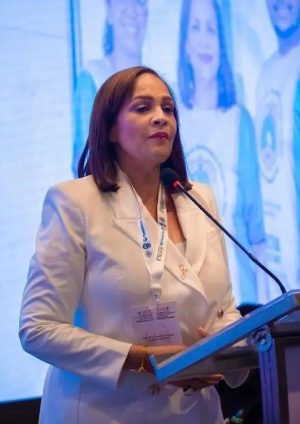 Neumólogos rechazan declaraciones de Elías Báez y advierten que las generalizaciones dañan la relación médico-paciente