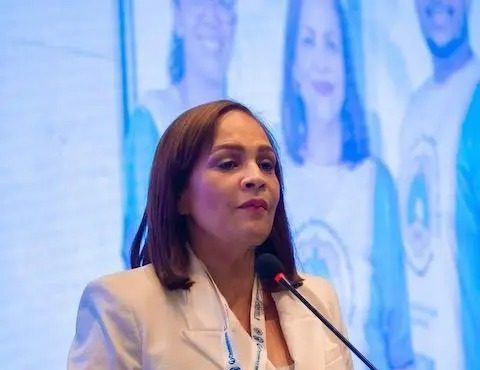 Neumólogos rechazan declaraciones de Elías Báez y advierten que las generalizaciones dañan la relación médico-paciente