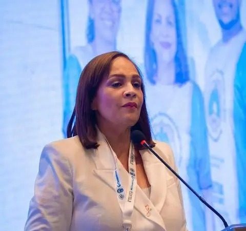 Neumólogos rechazan declaraciones de Elías Báez y advierten que las generalizaciones dañan la relación médico-paciente Neumólogos rechazan declaraciones de Elías Báez y advierten que las generalizaciones dañan la relación médico-paciente