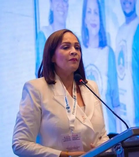 Neumólogos rechazan declaraciones de Elías Báez y advierten que las generalizaciones dañan la relación médico-paciente