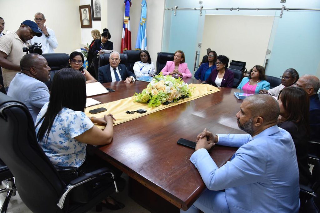 Comisión de Salud de la Cámara de Diputados fiscaliza Maternidad La Altagracia tras 17 muertes neonatales Comisión de Salud de la Cámara de Diputados fiscaliza Maternidad La Altagracia tras 17 muertes neonatales