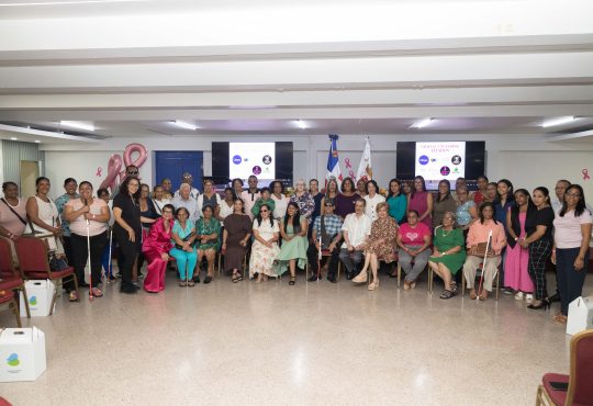 Dra. Alexandra Hichez aborda el impacto emocional del cáncer durante conferencia en Santiago