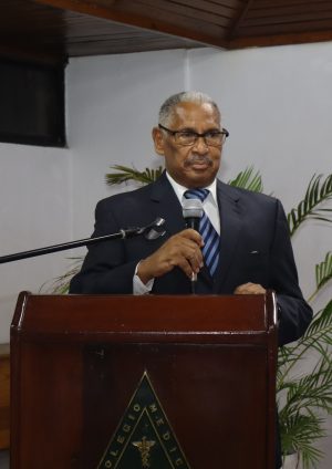 Dr. Domingo Peña Nina presenta su obra sobre jurisprudencia médica con el respaldo de ADOMERE