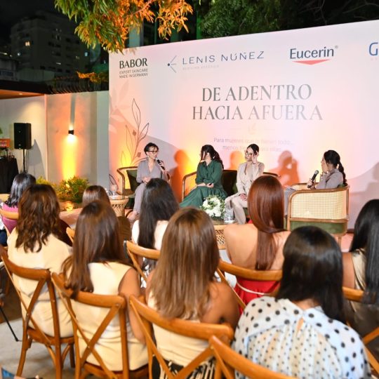 Especialistas abordan el bienestar femenino en el conversatorio “De adentro hacia afuera”