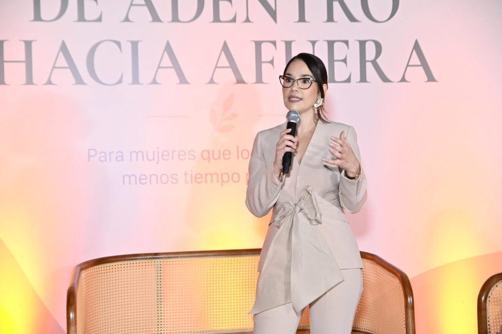 Especialistas abordan el bienestar femenino en el conversatorio “De adentro hacia afuera”