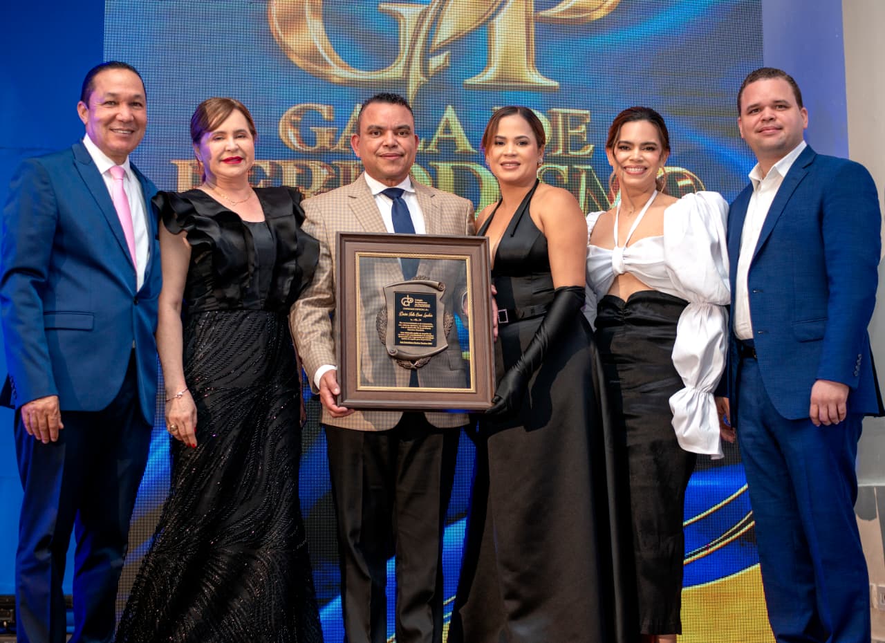 Gala de Periodismo Sánchez Ramírez reconoce al doctor Julio Landrón de la Rosa Gala de Periodismo Sánchez Ramírez reconoce al doctor Julio Landrón de la Rosa