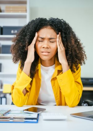 Psicóloga de Cleveland Clinic advierte sobre las señales del estrés crónico y el agotamiento emocional