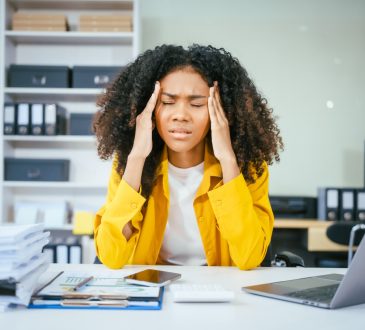 Psicóloga de Cleveland Clinic advierte sobre las señales del estrés crónico y el agotamiento emocional