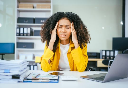 Psicóloga de Cleveland Clinic advierte sobre las señales del estrés crónico y el agotamiento emocional