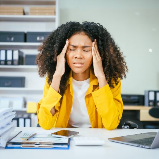 Psicóloga de Cleveland Clinic advierte sobre las señales del estrés crónico y el agotamiento emocional