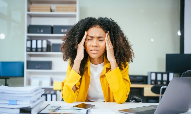 Psicóloga de Cleveland Clinic advierte sobre las señales del estrés crónico y el agotamiento emocional